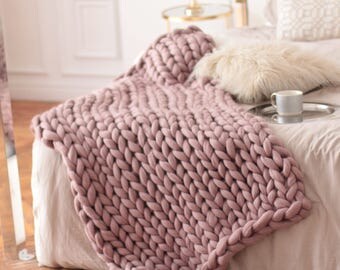 Wool Hugs Dusty Pink Chunky Knit Blanket. Pink throw blanket. Big knit throw. Chunky knit throw. Merino wool blanket. Pink blanket