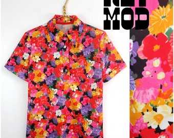 Happy Flower Power Vintage 70s Multicolor Floral Novelty Pattern Short Sleeve Top!