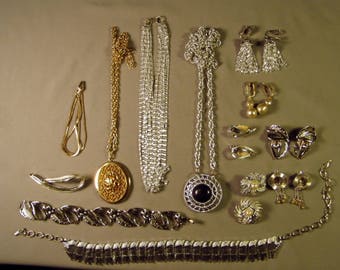 Vintage Lot Sarah Coventry Signed 2 Bracelets 4 Necklaces 6 Pairs Earrings 1 Pin Includes 3 Sets 9225