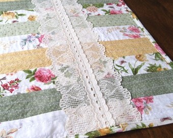 Quilted table runner pastel prints • shabby chic tablerunner • gift mom • lace table runner • handmade table runner • cottage chic • boho