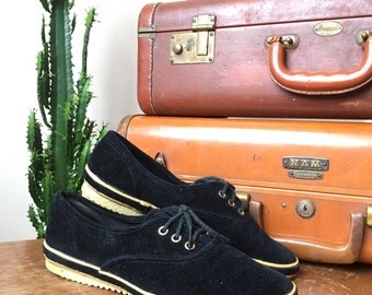 Vintage velour grasshoppers sneakers | black lace up shoes | size 7M