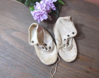 Edwardian child's shoes; white vintage little girls shoes; 1915