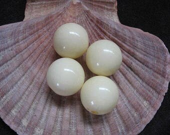 Vintage Lucite Beads Creamy Round Pattern 15.5mm - Four