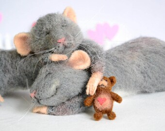 Needle felted mouse MADE TO ORDER Love mice Felted animal Wool felt Sleeping mouse Gift Valentines day Filtz mouse Felt miniature mice