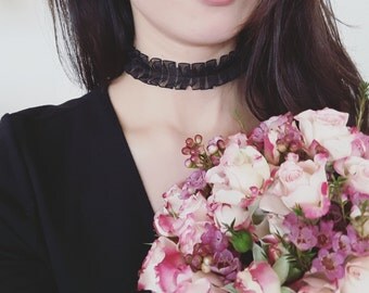 Minimalist LOLA Choker