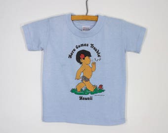 Kids Vintage 80s Here Comes Trouble Hawaii T-Shirt Size 4