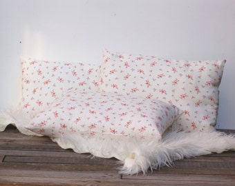 Lot de trois coussins en tissu ancien à petites fleurs roses Frenchvintagecharm pillow, coussin beige à fleurs