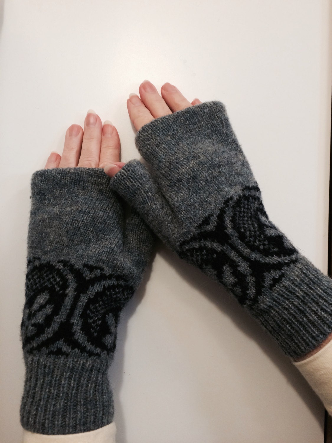 fingerless-gloves-for-keeping-hands-warm-and-fingers-free-for