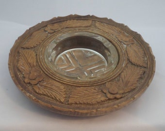 Carved circular ashtray with glass insert. Tyrolean, Bavarian, Black Forest style wood carving in the form of a leaf and flower garland