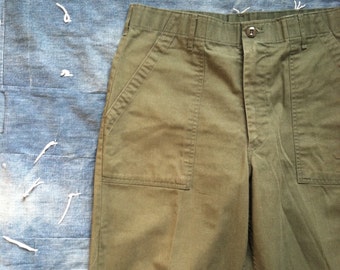 what color top goes with army green pants