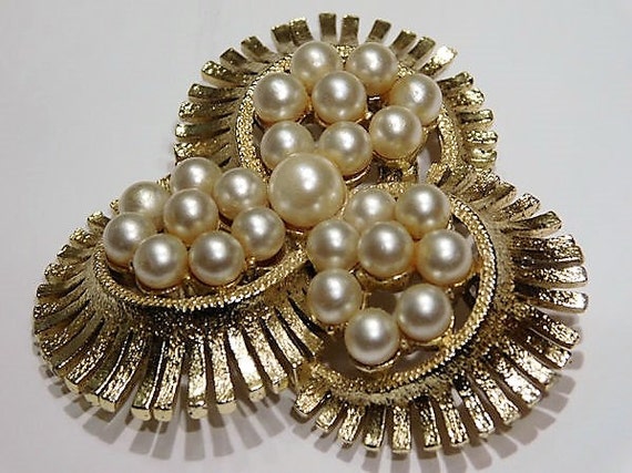 Vintage Faux Pearl Brooch Mid Century 1960s Hollywood Wedding Bride Bridal Brooch Classic White Winter Wedding Brushed Gold Tone Metal