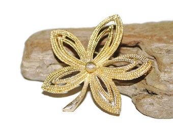 Vintage Gold Flower Brooch, 1970s Jewlery, Costume Jewelry, Large Brooch, Over Sized Brooch, Floral Brooch, Gold Flower Jewelry, Flower Pin