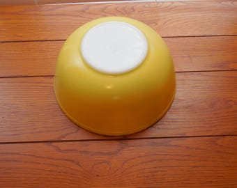 Vintage Pyrex 4QT Mixing Bowl - Primary Color Yellow 404 White Bottom - Vintage Kitchen Retro Kitchen