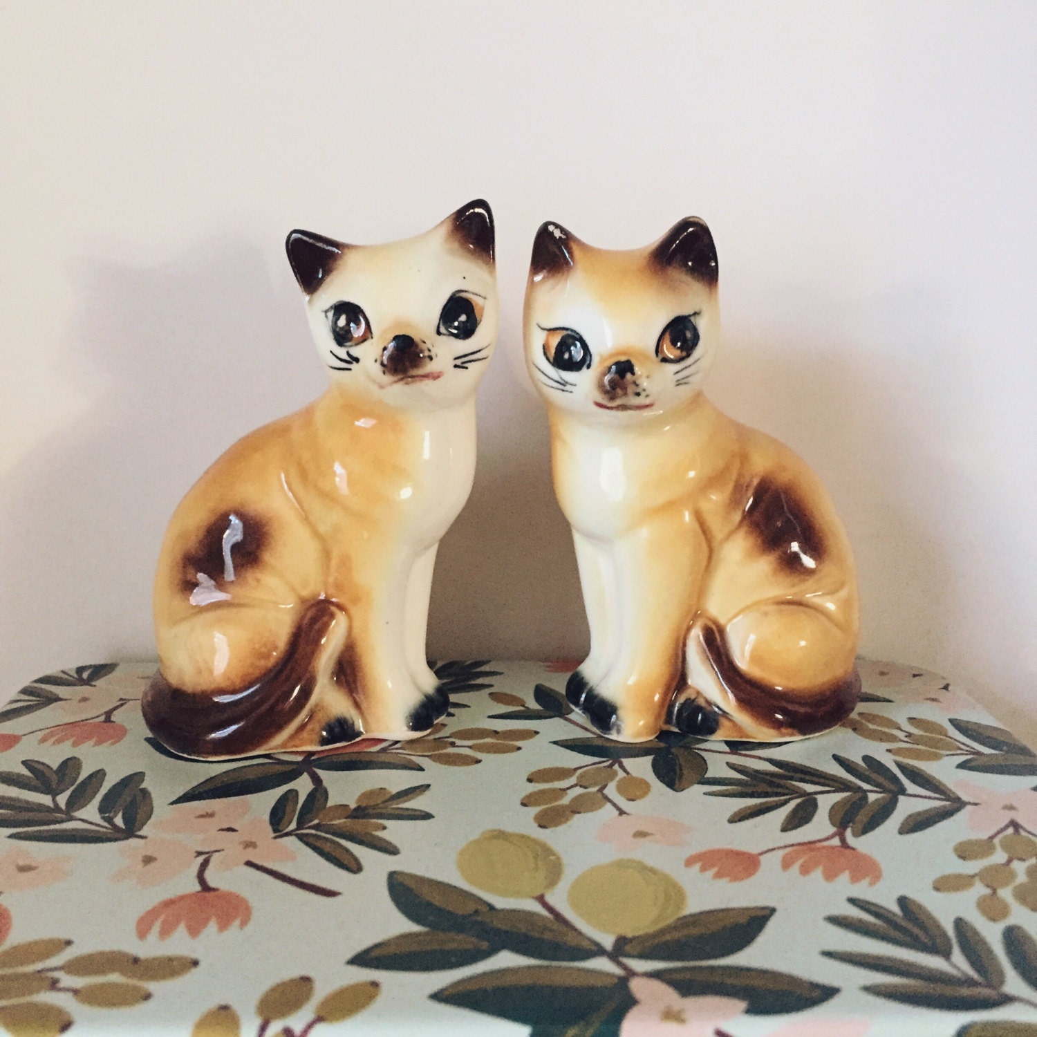 Salt and pepper shakers cats cat cat salt and pepper