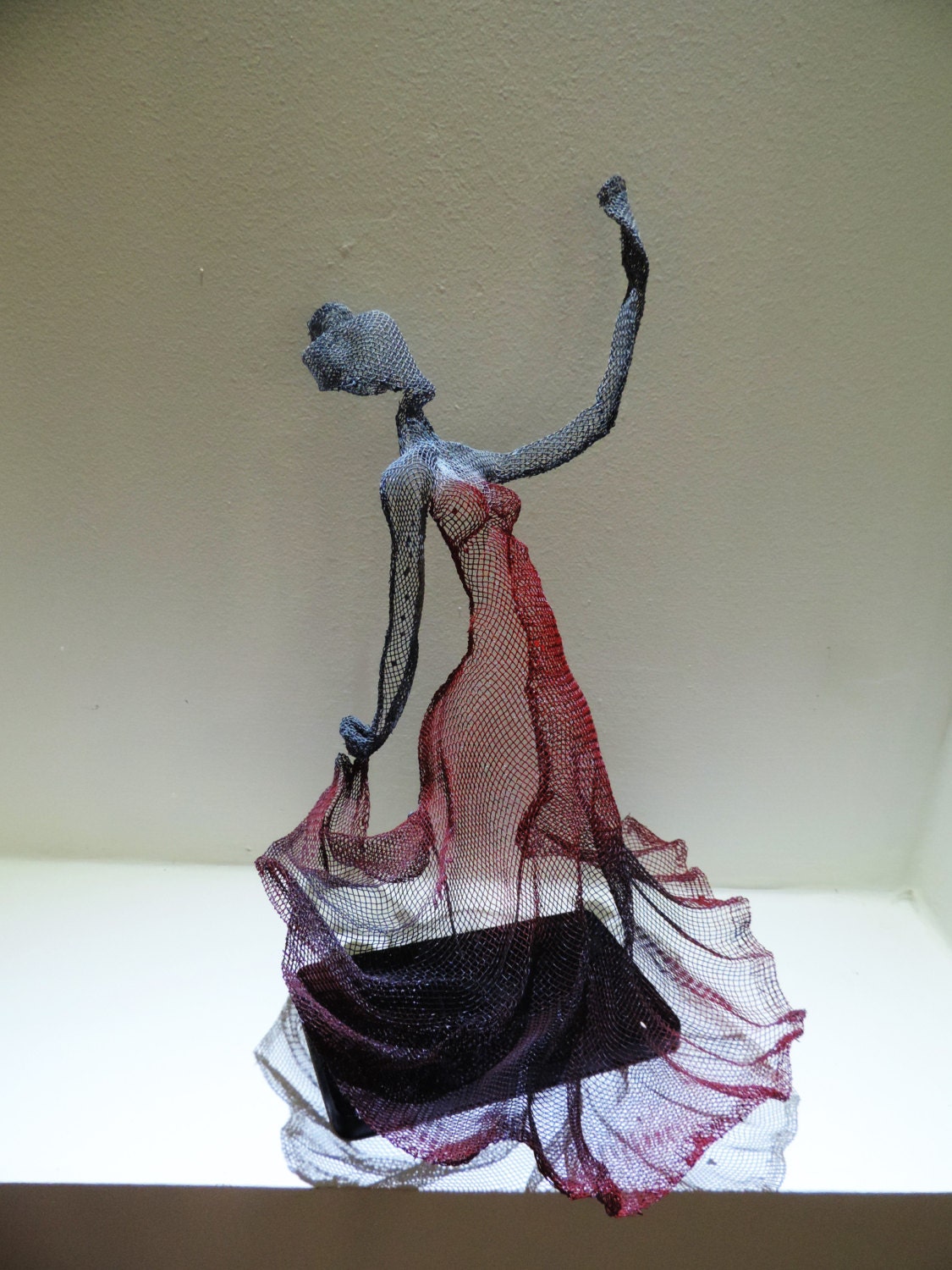 Dancing women wire sculpture. Wire mesh sculpture. Metal wire