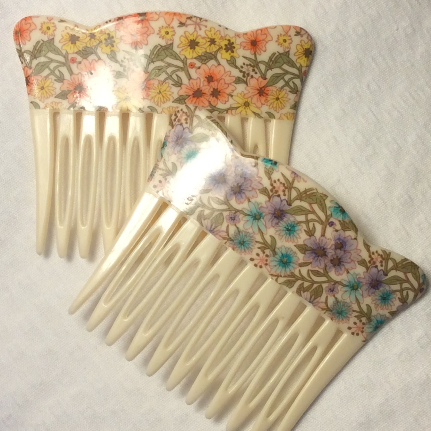 Vintage decorative hair combs. 1980s floral