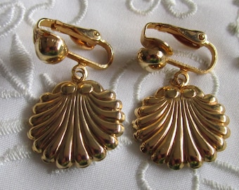 Vintage Gold Tone Shell-Shaped Clip On Earrings