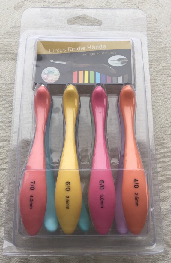 Set of 8 Ergonomic Crochet Hooks by myfavouritecrafts on Etsy