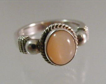 Vintage Peach Moonstone Sterling Silver Ring..... Lot 5290