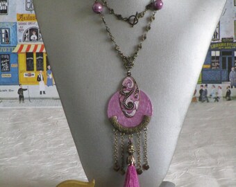 Collier plastron pendentif en bois laqué et métal bronze "Mauve, pompon et pendants"
