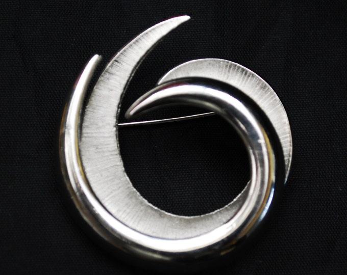 Crown Trifari Swirl Brooch - Silver tone - Mid century Modern pin