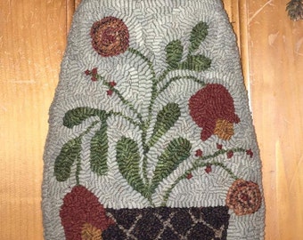 Spring Tulip hanging pocket rug hooking pattern