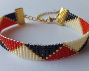 Bracelet perles de verre Miyuki rouge, noir, crème et doré tissées à la main. Ajustable