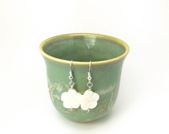 White flower earrings, flower earrings, white jewelry, white earrings, summer flower earrings, dangle earrings