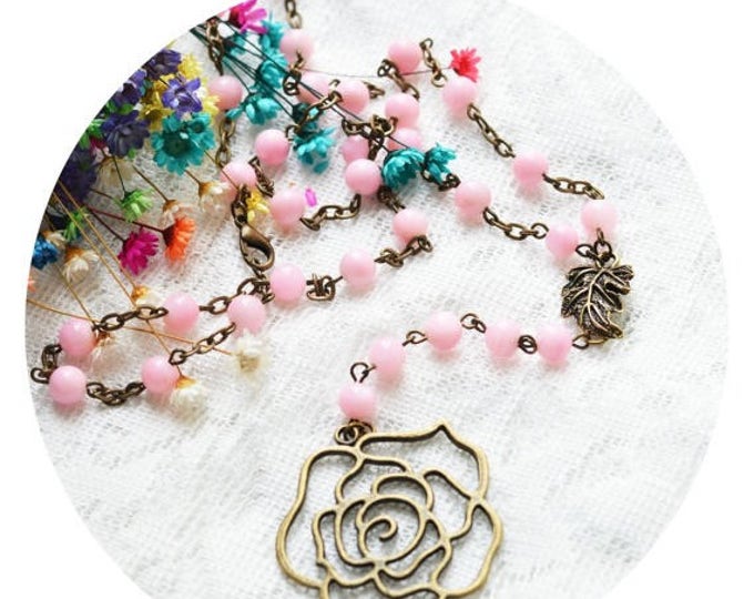 VINTAGE ROSE Delicate necklace made of brass and pink beads with flower