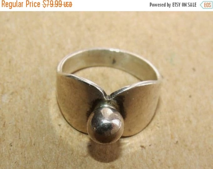 Storewide 25% Off SALE Beautiful Vintage Silver Tone Modernist Authentic Mexican Ring Featuring Lovely Silver Solitare Bead