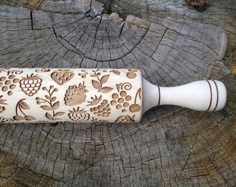 Birthday gift idea Housewarming gift Custom gift Baking Thank you gift Rustic kitchen decor Nature inspired Berries Strawberries rolling pin