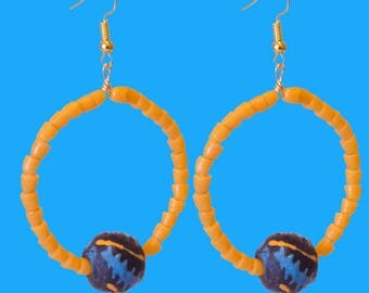 Orecchini artigianali rame dorato perline giallo vetro riciclato originali Ghana big bead