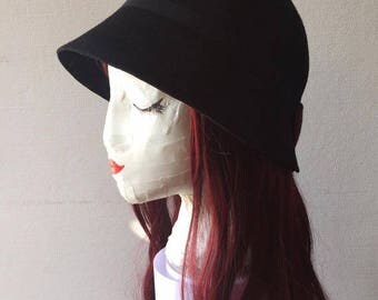 Bell woman roaring twenties-inspired hats