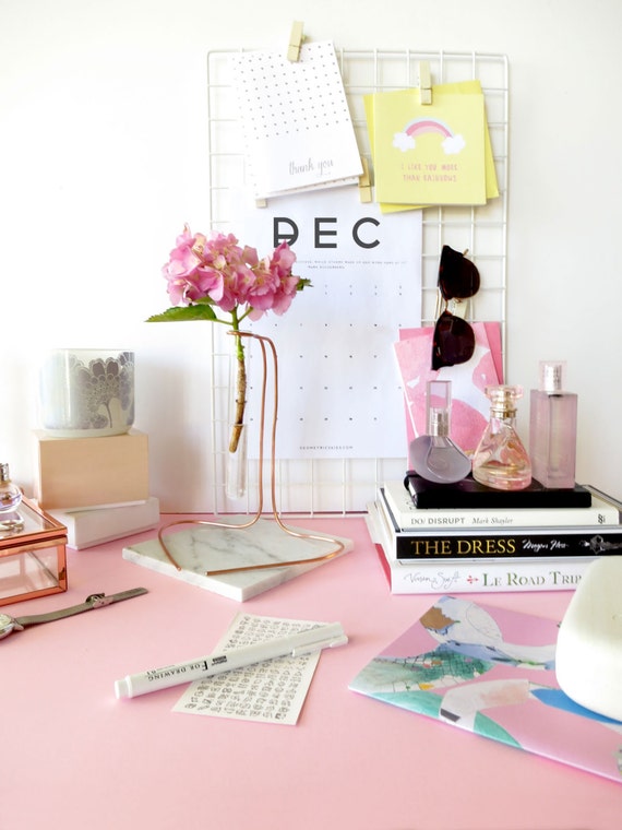 minimalist desk decor