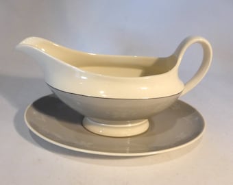 Royal Doulton gravy boat and saucer in “Bridal Veil” design – original from the 1950s