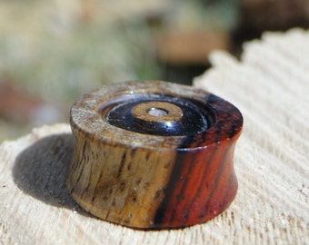 Plug 15mm in yew tree. Artisanal creation of the artist look traveler.