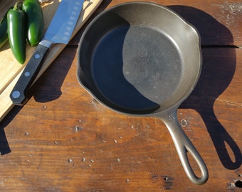Cast Iron Cookware; Vintage unmarked Wagner No. 5 cast iron skillet; circa 1920