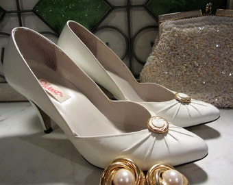 Women's Vintage White Leather 9 West High Heel Pumps With Gold Buttons & Ruched Fronts Sz 6.5M Made in Brazil *free shipping*