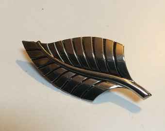 Vintage Silver Tone Leaf Pin