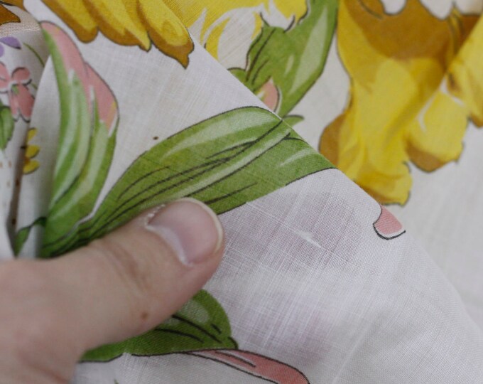 Vintage handkerchief with yellow carnations, delicate cotton 1940s 1950s ladies handkerchief, collectible hankie hanky