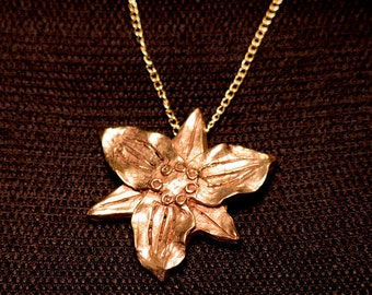 A Trillium pendant - F-23