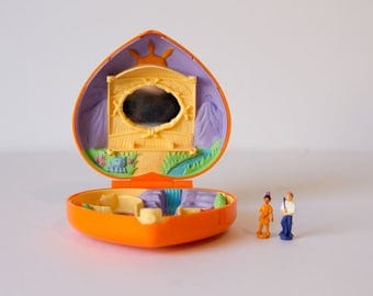 Vintage - Original Prime Time Compact ( like Polly Pocket ) - Lil Pocahontas - RARE