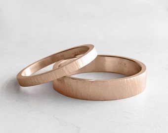 Tree Bark Hammer Texture Rose Gold Wedding Band Set | 2mm and 4mm x 1.3mm gold rings | rustic wedding bands 14k 18k rose gold rings