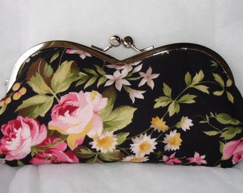Etui à lunettes fleuri avec fermoir métallique argenté