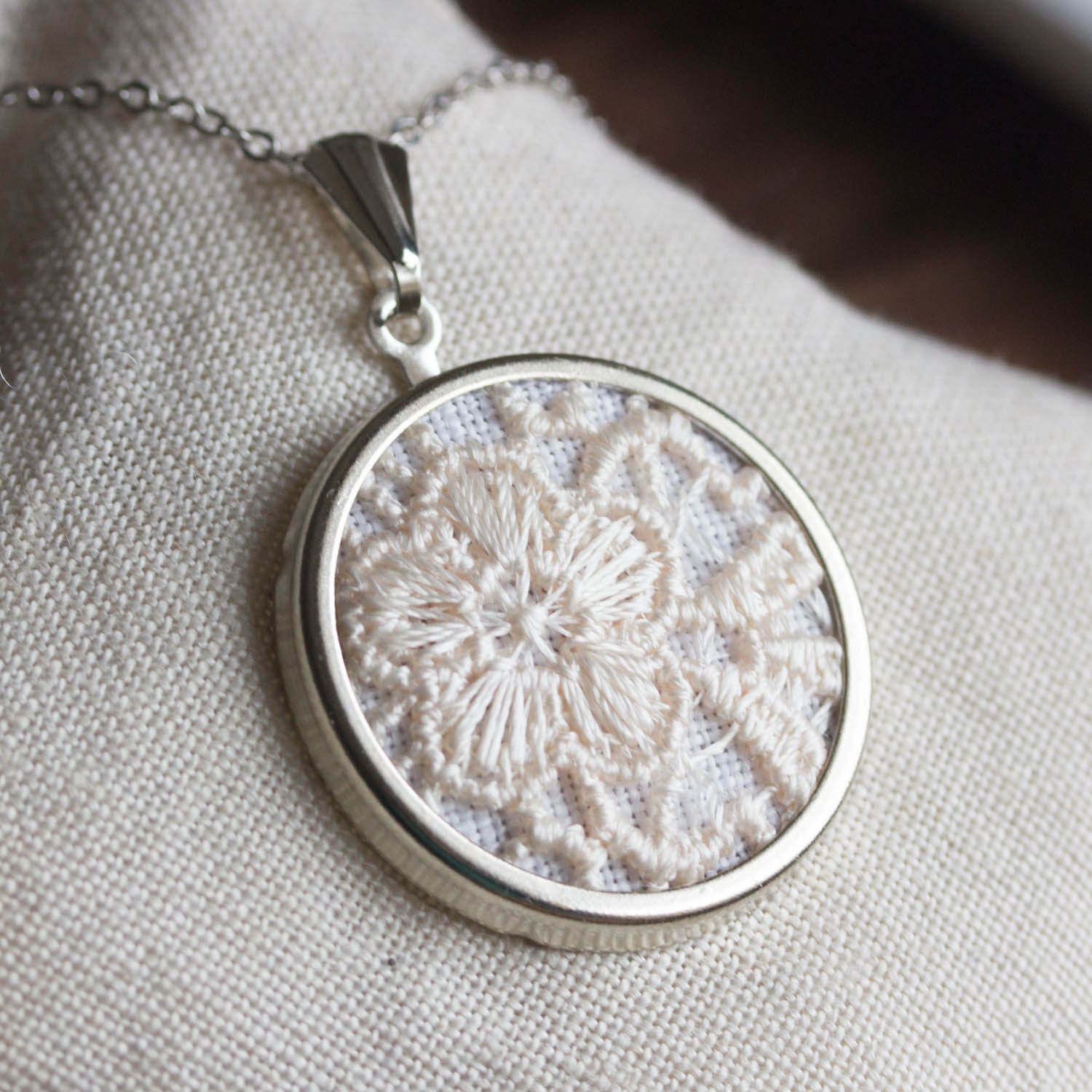 Lace necklace with ivory lace l003