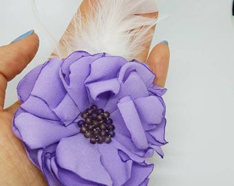 Fleur en tissu lilas/Plumes blanches/Broche/Pince à cheveux /Accessoire/Accessory / Lilac fabric flower / White feather / Broche / Hair clip