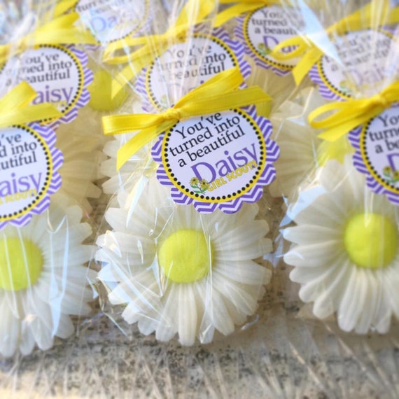 10 DAISY SOAPS {Favors}  Daisy Bridal Shower, Flower Baby Shower, Spring, Daisies, Party Favor 