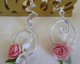 Ravissantes petites boucles d'oreilles "Série romantique en porcelaine froide sur Alu"
