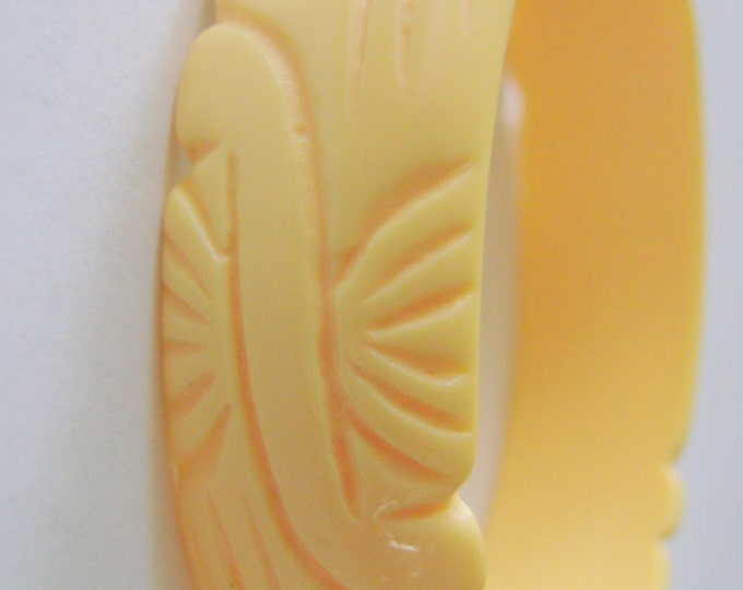 Vintage Carved Lucite Yellow Bangle Bracelet Jewelry Jewellery