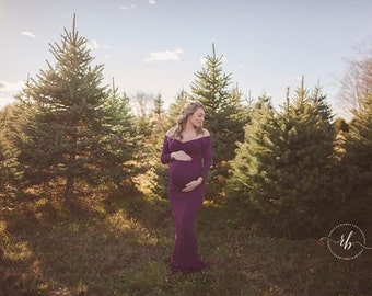 Fitted maternity dress, sweetheart neckline, long sleeves
